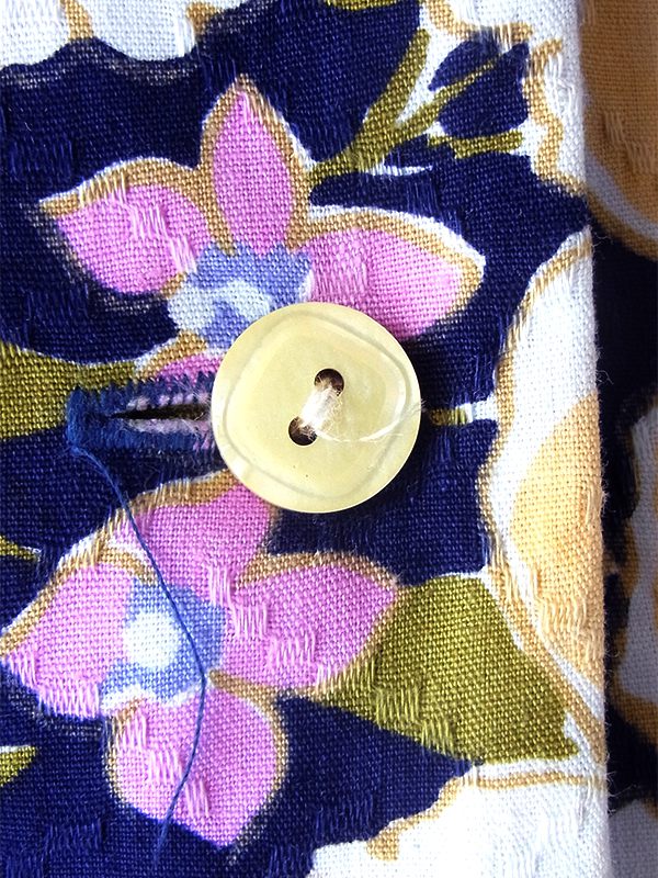 ヨーロッパ古着 フランス買い付け 60年代製 ネイビー X カラフル花柄 凹凸でパターンの浮かぶ生地 ワンピース 24FC207